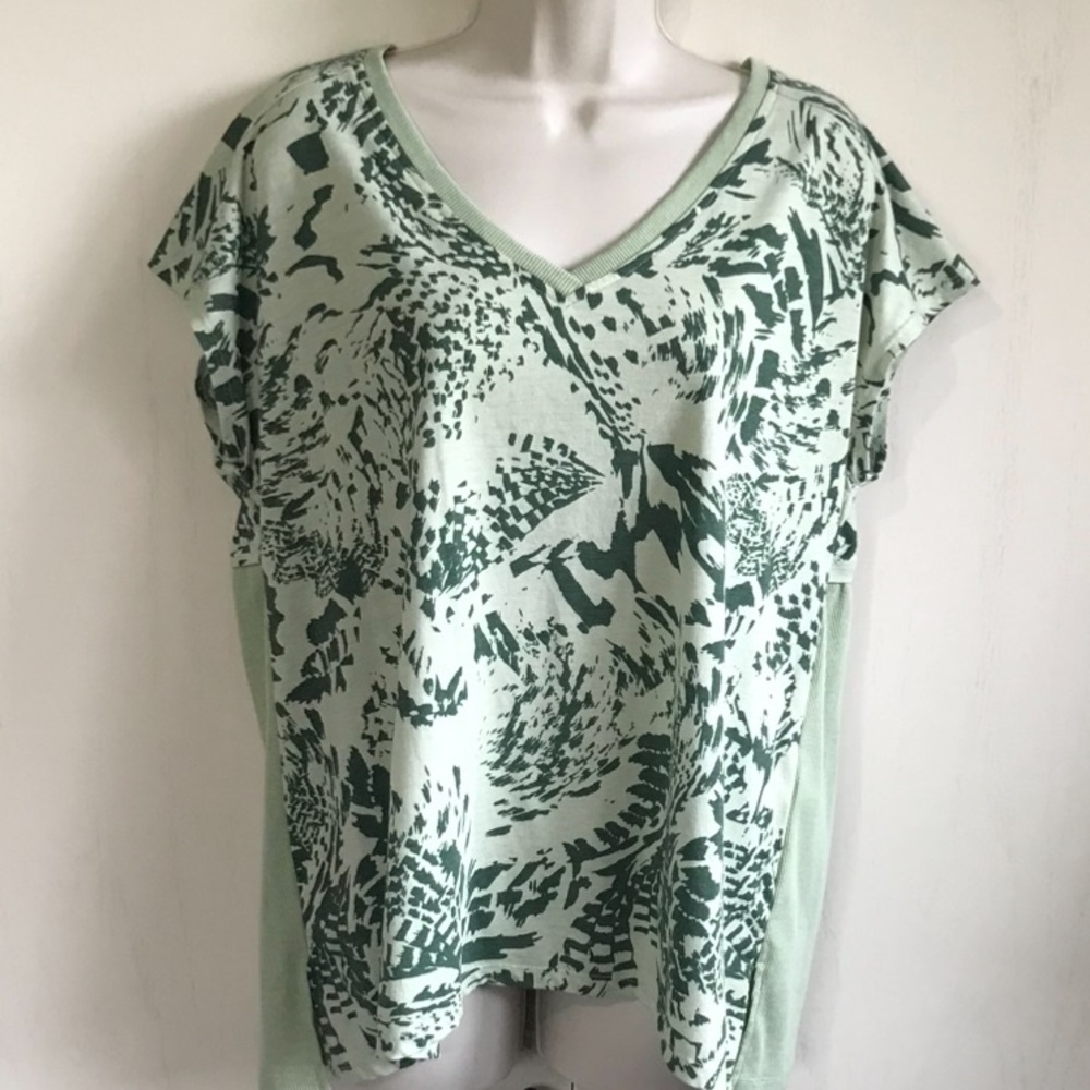 Cozy Casual Green Abstract V-Neck Tee
